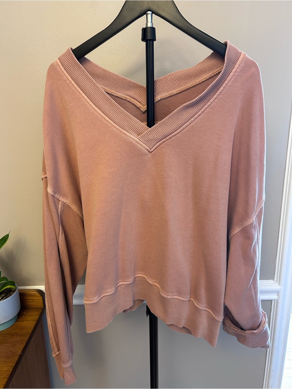 Women's V-Neck Pullover Sweater in Dune